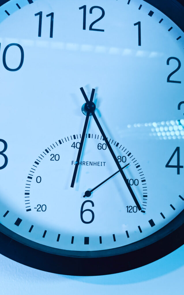 a combo analog clock/thermometer reads 85°F